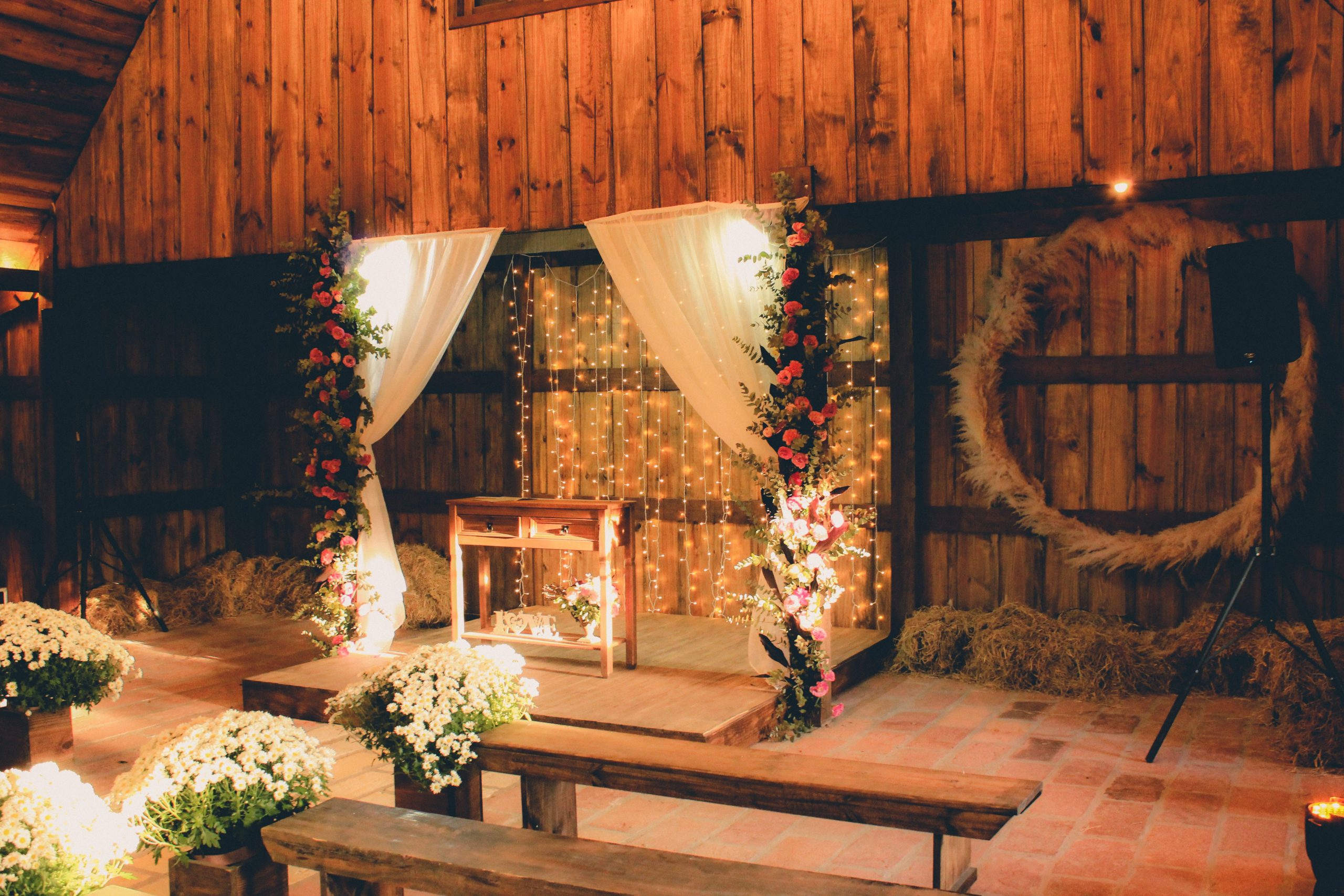 Barn Wedding Decor Ideas: Style a Historic Venue Right