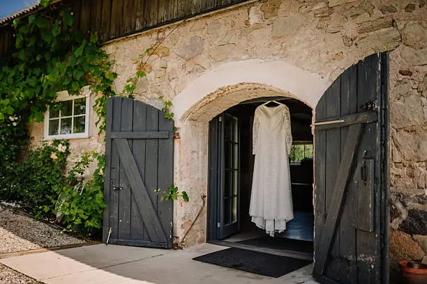 Barn Wedding Venue vs. Banquet Hall: Which Is Right?