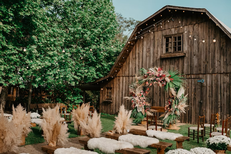 How to Choose a Wedding Venue for 100 Guests